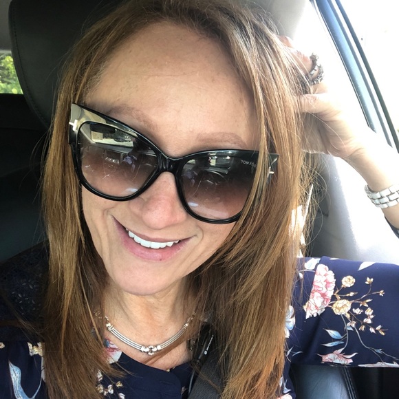 Meet your Posher, Elizabeth - Picture 2 of 2